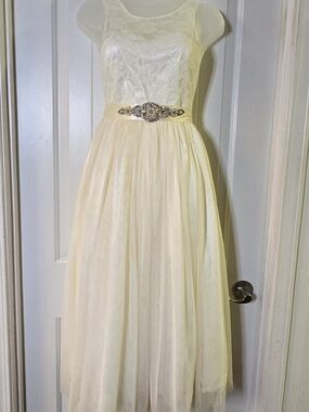 Think Pink Bows Ivory Lace & Tulle Formal Dress - Size 9